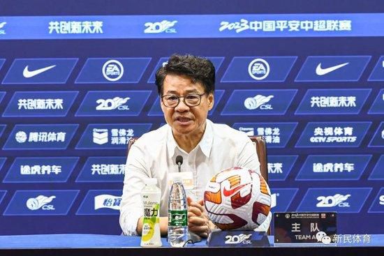 章子怡穿紫色洋装亮相秀场 苏菲·玛索优雅助阵 2014-01-22 法国巴黎，当地时间1月21日，2014巴黎高定时装周，众明星现身秀场。