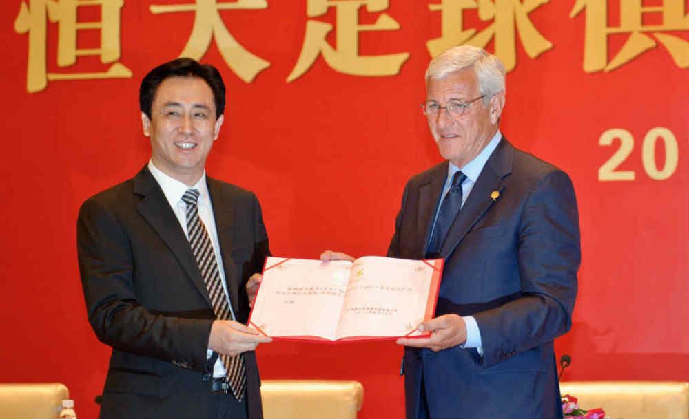 2025-04-22 当地时间4月17日，哥斯达黎加，本尼迪克特·康伯巴奇和妻子苏菲·亨特·现身海滩冲浪，享受家庭度假时光。
