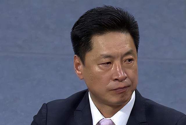 一下车，施瓦辛格就被记者和游客包围。