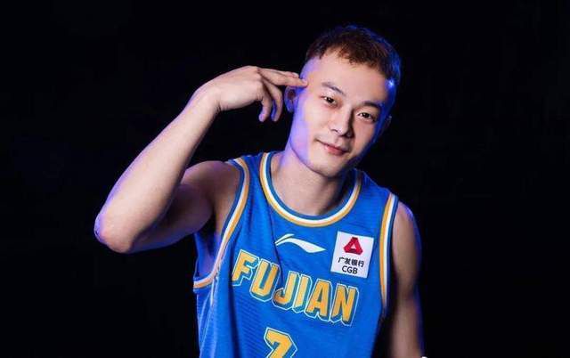 “湾区升明月”2025大湾区电影音乐晚会用一个个承载音乐与诚意的“爆款”舞台，深情讲述粤港澳大湾区、中华民族乃至全球华人的美好故事。