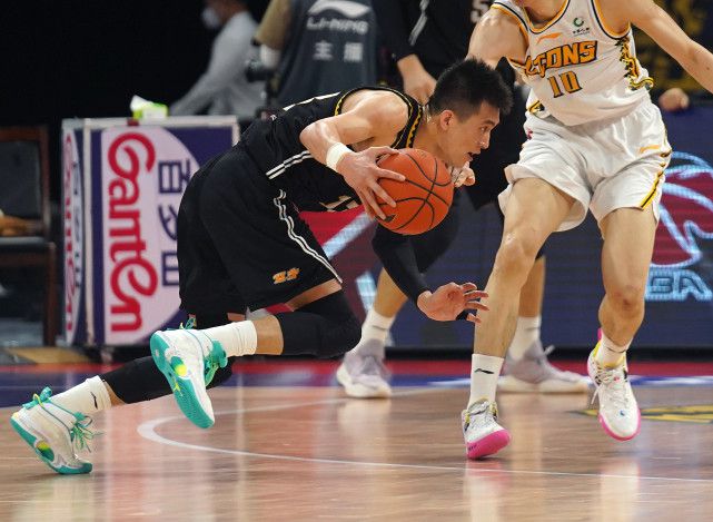 该片讲述了7位在人生不同阶段，因故痛失双臂的残疾人士，以嘴苦练书法艺术，心怀凌云壮志，重拾人生信 这场“突围”，挖陈疾、见人心 2021-10-30 电影《梦想森林》7.IP宇宙 2024-01-17 查德·斯塔赫斯基(《疾速追杀》)执导的重启版奇幻动作冒险电影《高地人》，又有全新动态曝光。