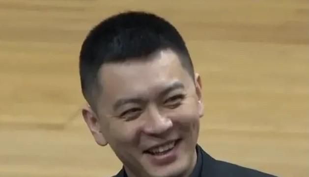在剧照上，温丝莱特一身戎装，带着头盔。