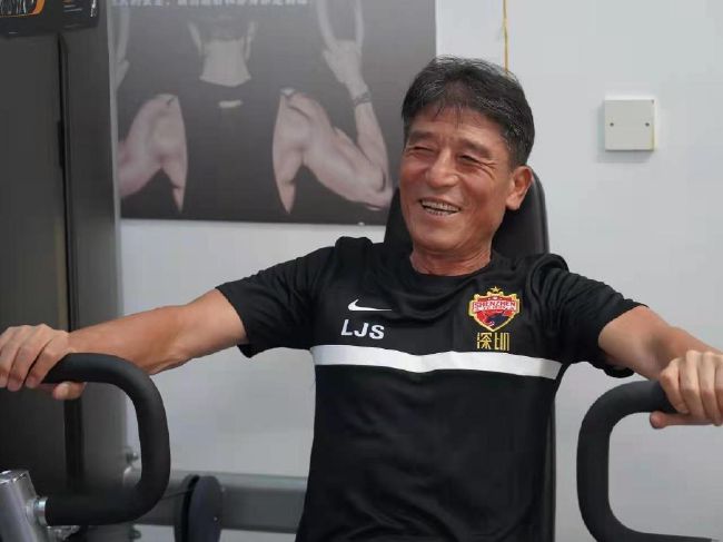 电影开幕，就借主角之口为我们讲述了“什么是颜色”，当光线通过介质折射到眼睛，色彩的信息传送到大脑后，我们才能感知颜色。