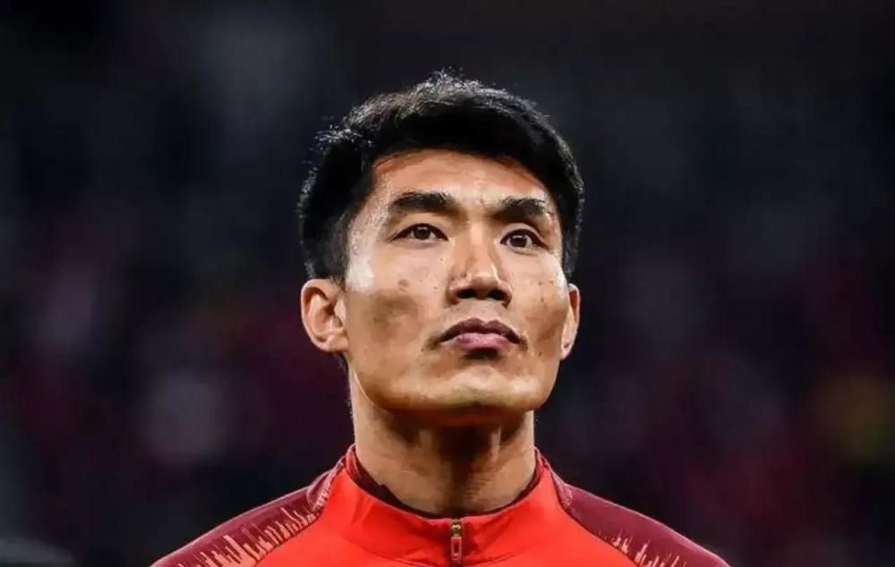此次，秋英宇也将在剧中一饰两角，一个是为心爱的女人牺牲生命也在所不辞的千承辉，一个是样貌完全一样的县长长子成润谦。