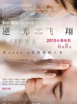 照片中，章子怡身穿绿色连衣裙，小鸟依人依偎在老公汪峰身侧，两人戴着遮阳帽和墨镜站在沙滩上，对着手机灿笑合照，十分甜蜜。