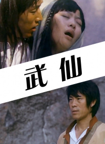 他坐在轮椅上拿着奖章庆祝属于他的这份至高无上的荣誉，周围人也前来替他高兴为他庆祝。