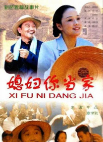 面对即将迎来的万圣节，两个孩子都换上了COS装扮，大女儿莱拉打扮成了爱丽丝，小女儿埃洛伊则装扮成了可爱的小奶牛。