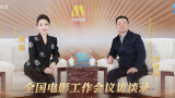 燕尾服、廓形西装套装、丝绸衬衫、镶钻领带夹、高对比的色彩搭配随时都会出现在他的身上。